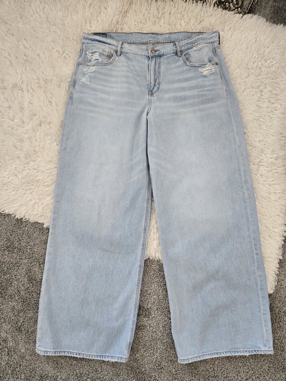 American Eagle Low Rise Skater Jeans in a light vintage wash. Size 16.